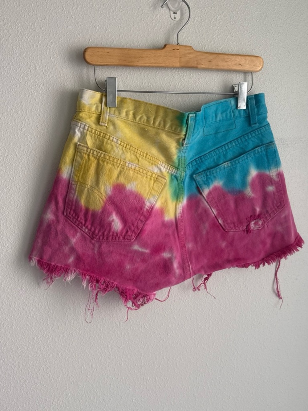 Levi’s VINTAGE 90s bat wing label Tie-Dye shorts - Picture 3 of 6